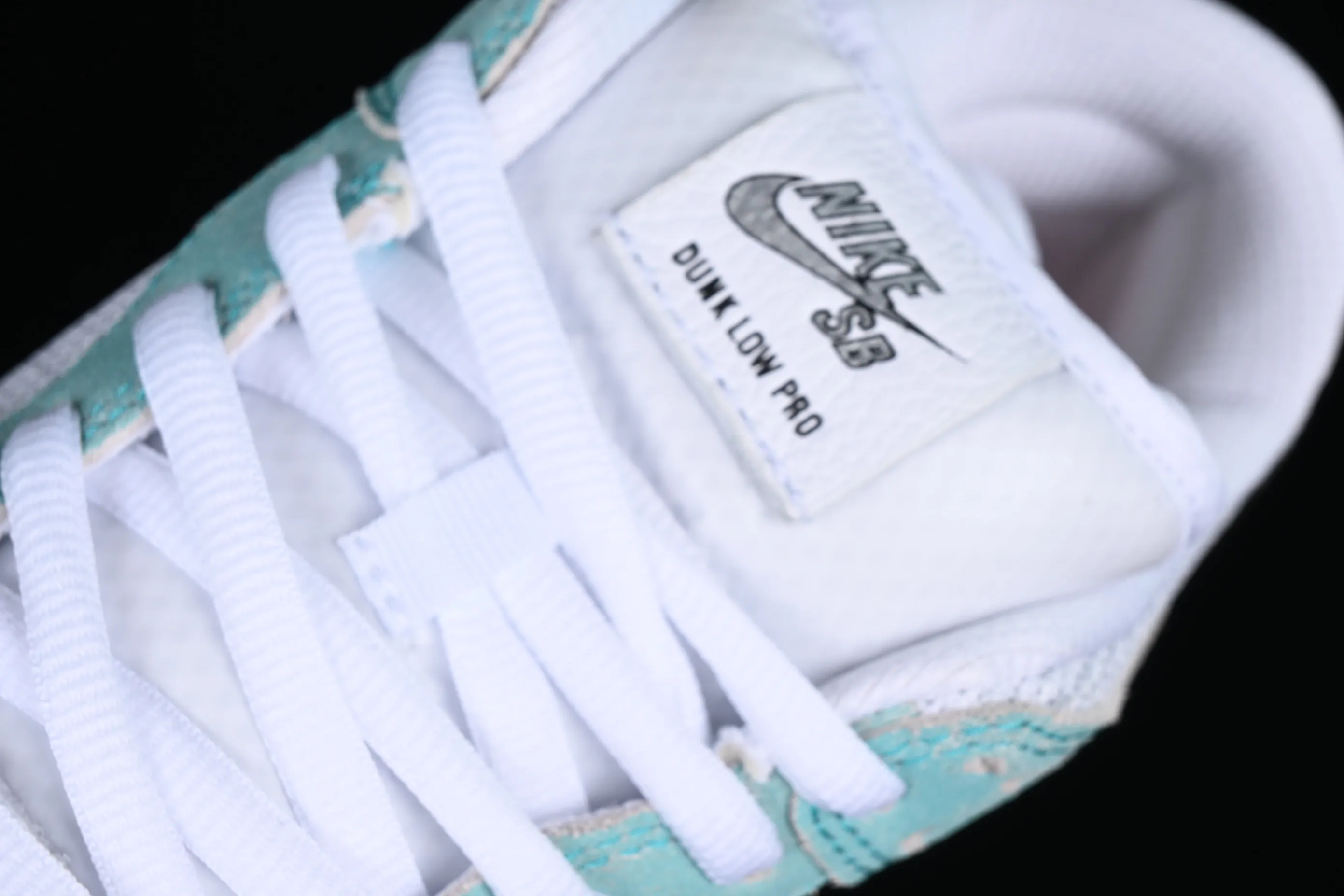 All categories Nk SB Dunk Series Nk SB Dunk Low low-top sneakers April Skateboards x Nk SB Dunk Low joint model Frozen Rose SB smashed backboard fashion casual sneakers FD2562-400